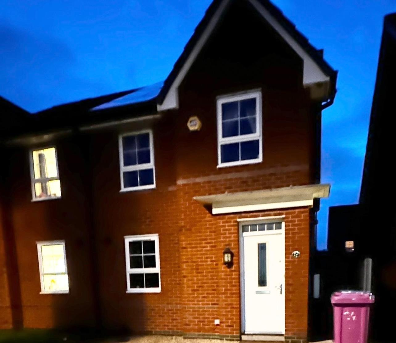 Cozy Four Bedroom New Build House With Parking In City Centre